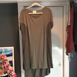 Never worn before very light long short sleeve top